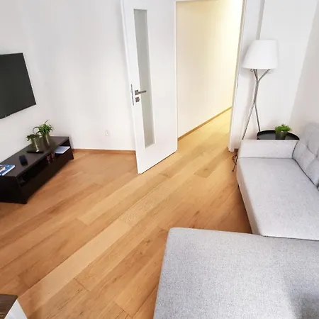 Cozy 2-bedroom Flat In Center *