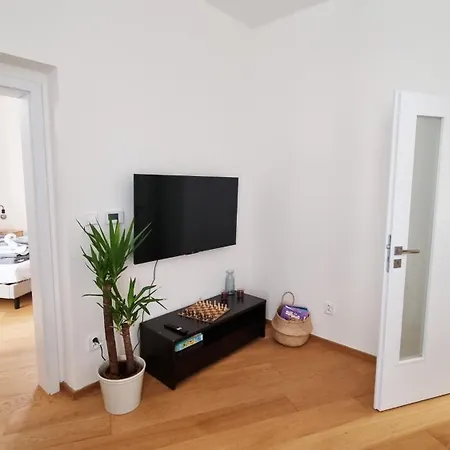 Cozy 2-bedroom Flat In Center *