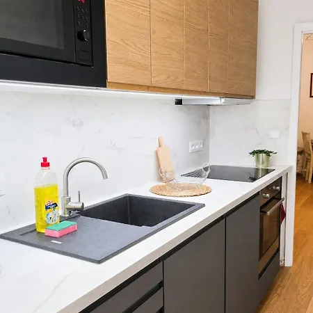 Cozy 2-bedroom Flat In Center *
